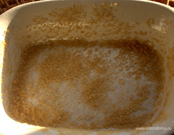 Формочку смазать сливочным маслом и посыпать сахаром.