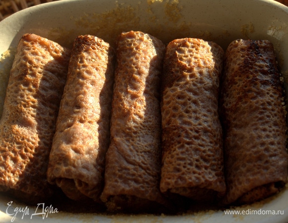 Блины свернуть трубочкой и поместить в форму.