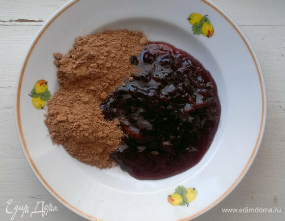 Клюквенный джем соединить с какао-порошком, перемешать до однородности.