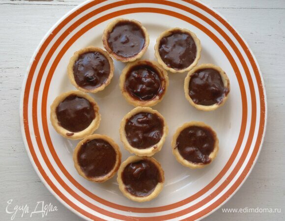 Маленькие тарталетки для икры заполнить шоколадной массой. У меня получилось 19 пирожных.