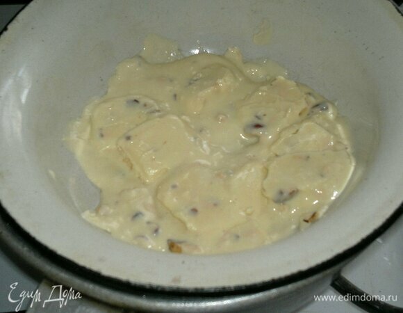 На водяной бане растопить одну плитку белого шоколада. К сожалению, я не смогла найти белый шоколад без добавок, пришлось купить шоколад с орехами.