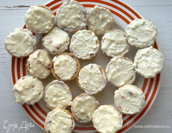 Достать из морозилки пирожные. Смазать с помощью кисточки нижние части, покрытые вафельной крышечкой. Поставить заготовки в морозилку еще на 5 минут.