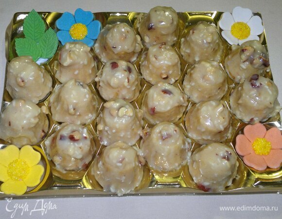 Разломать на кусочки вторую плитку шоколада, добавить к остаткам шоколада от первой плитки, поставить на водяную баню, растопить, перемешать. Достать пирожные из морозилки. Перевернуть их, поставив на донышко. Смазать верхние части пирожных теплой шоколадной массой. У меня после смазывания осталось еще немного растопленного шоколада. Я поставила пирожные еще раз в морозилку на 3–5 мин. Потом достала и смазала оставшимся шоколадом. Т. к. пирожные холодные, то шоколад застывает очень быстро.