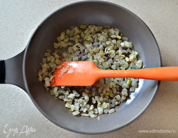Мелко нарежьте репчатый лук и пассеруйте на растительном масле до золотистого цвета.