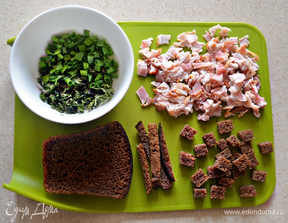 Зелень (зеленый лук, петрушку, укроп) мелко порубите. Черный хлеб (у меня бородинский) нарежьте на небольшие кубики, предварительно срезав корки. Бекон я использовала сырокопченый, но вполне подойдет и варено-копченый. Бекон тоже мелко нарежьте.