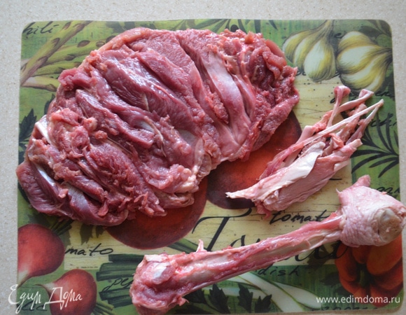 Теперь самая ответственная часть — удаление кости из голени. Для этого разрежьте голень вдоль. С помощью ножа аккуратно отделите кость от мяса, а также постарайтесь вынуть все мелкие косточки и жилки. В крайнем случае после запекания их можно будет удалить.