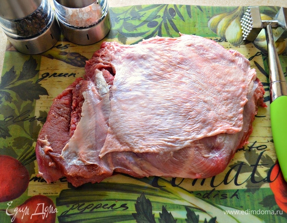 С двух сторон слегка отбейте мясо, немного посолите и поперчите.