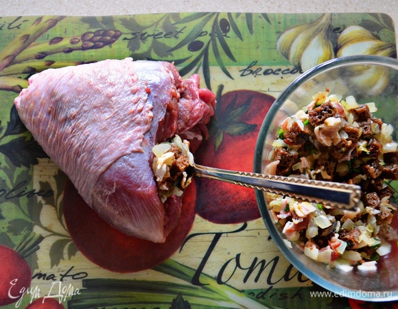 Сверните мясо «в кулек», придавая исходную форму голени, скрепите зубочистками или зашейте нитками. Наполните голень начинкой и скрепите отверстие зубочисткой.