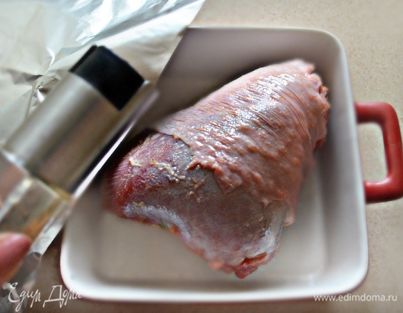 Сбрызните голень индейки со всех сторон растительным маслом, уложите в форму для запекания и накройте фольгой. Готовьте мясо в течение 1 часа в разогретой до 180°C духовке.