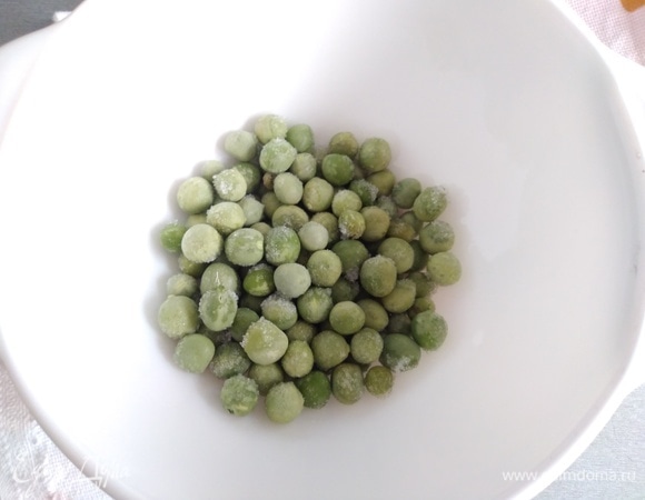 Горошек отварить в течение 2 минут и обдать холодной водой. Дать воде стечь.