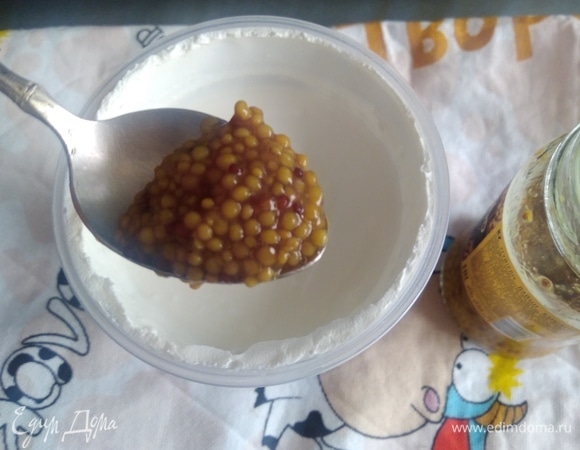 Смешать все для заправки. По вкусу можно добавить зелень.