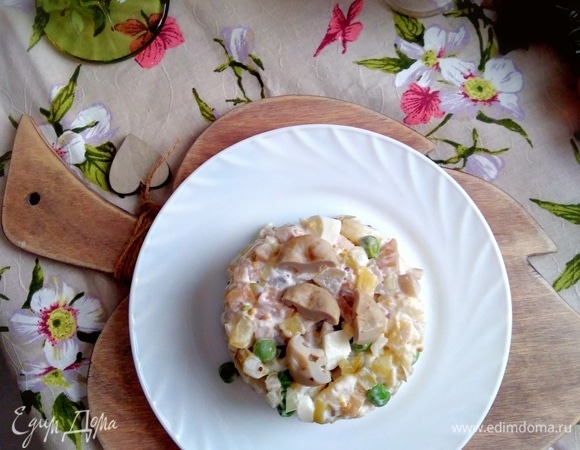 Убрать в холодильник на 1 час, салат станет еще вкуснее. Можно подать его порционно. Для этого плотно наполнить небольшие миски салатом и перевернуть на тарелку. Или воспользоваться специальной формочкой.