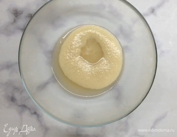 Смешиваем теплую воду, 1 ч. л. сахара и добавляем дрожжи, перемешиваем, накрываем и оставляем в теплом месте на 15 минут.