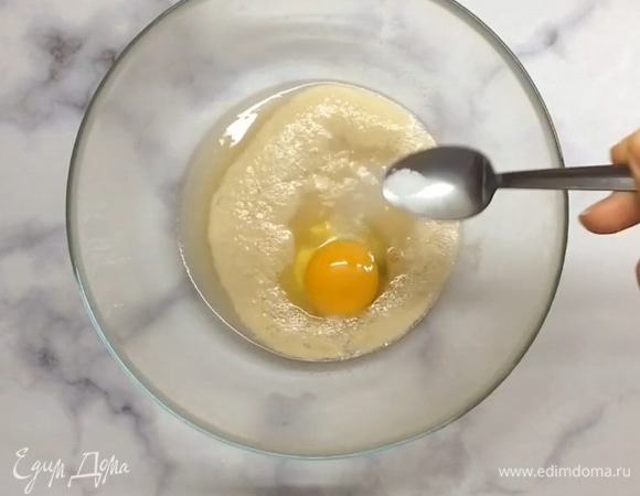 Когда дрожжи поднялись, добавляем 3 ч. л. сахара, яйцо и щепотку соли, перемешиваем. Затем просеиваем муку и вымешиваем тесто до однородности, добавляем мягкое сливочное масло и вымешиваем руками.