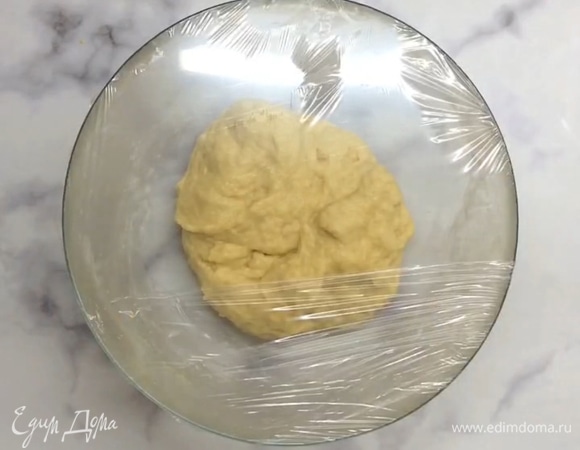 Тесто остается липким, так и должно быть. Накрываем и оставляем в тепле на 20 минут. Затем вновь обминаем тесто, накрываем и оставляем еще на 20 минут в тепле.