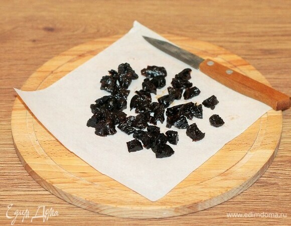 Чернослив промыть, обсушить бумажным полотенцем и порубить.