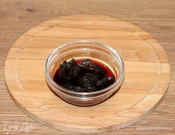 Выложить чернослив в маленькую миску и залить вином (4–5 ст. л.).