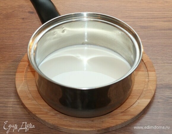 В сотейник (или небольшую кастрюлю с толстым дном) влейте молоко и доведите до кипения.