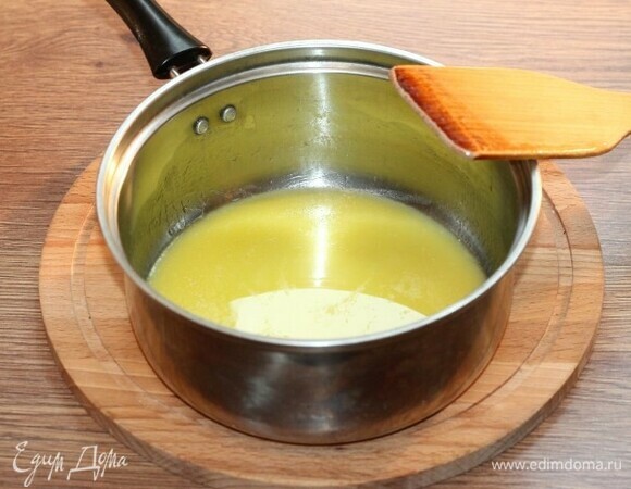 Как только растопится масло, добавьте муку и при постоянном помешивании доведите смесь до кипения. Сразу же снимите с огня.