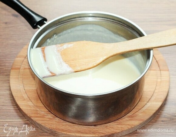 Должна получится молочная смесь, по консистенции похожая на жидкую манную кашу. Снимите сотейник с огня, непрерывно помешивая, остудите до 40°C.