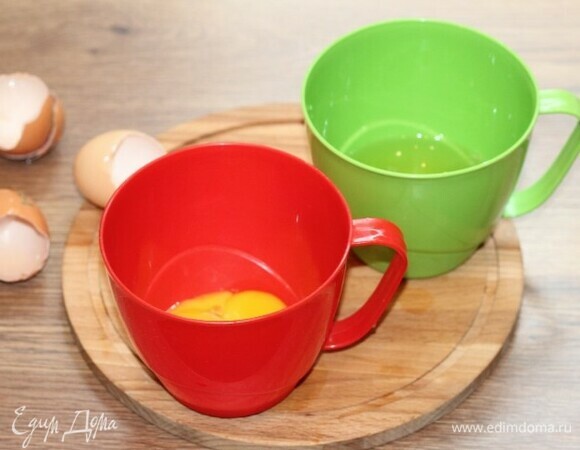 Отделите белки от желтков.