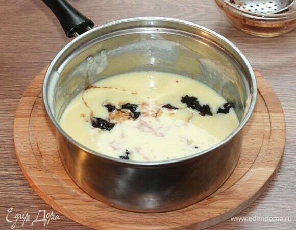 Добавьте в сотейник желтки, чернослив и 1 ст. л. вина (от замачивания чернослива), перемешайте венчиком.