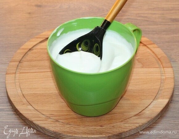 Белки отдельно взбейте с солью до мягких пиков. Затем добавьте сахар, ванильный сахар и крахмал. Взбейте смесь до крепких пиков. При каждом добавлении ингредиентов взбивайте смесь.