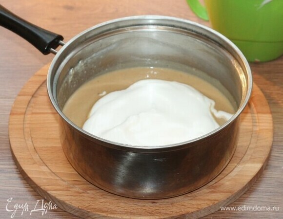 Аккуратно добавьте белковую смесь в сотейник, перемешивая лопаткой сверху-вниз.