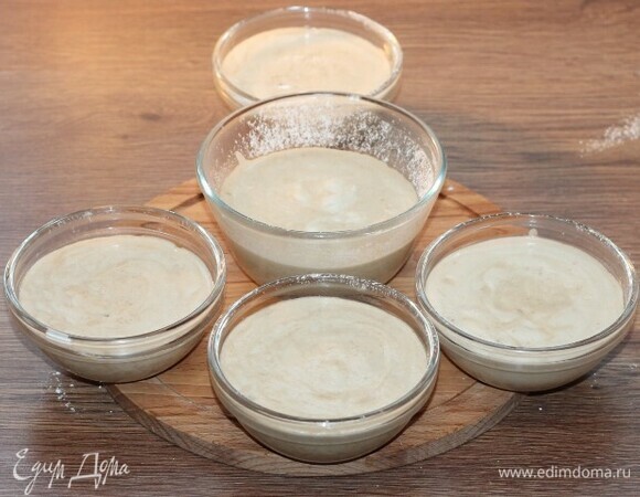 Выложите массу в формочки и поставьте на глубокий противень. Налейте в противень горячую воду (уровень воды ~ 2 см) и поставьте в разогретую до 180°C духовку.