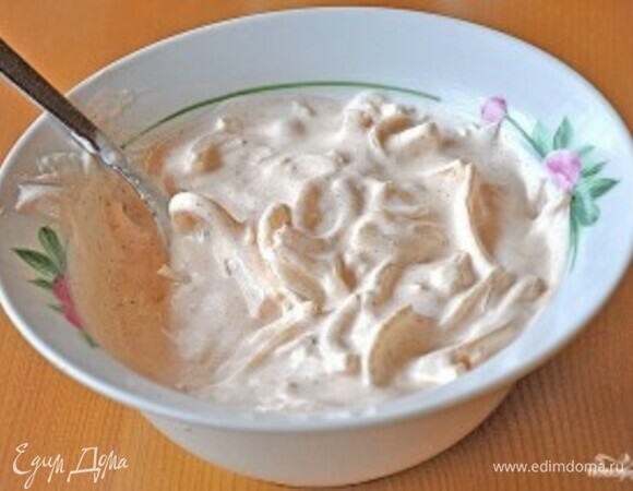 Готовим соус. Чистим репчатый лук и нарезаем полукольцами. Смешиваем сметану, майонез, лук, соль, перец и паприку.