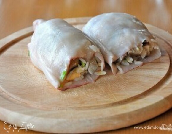 Тушки кальмаров у меня очищенные. Начиняем их.