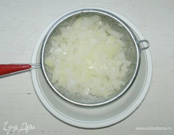 Репчатый лук почистить, мелко нарезать. Сложить в сито, обдать сначала кипятком, затем холодной водой. Отжать лук от воды и обсушить бумажным полотенцем. Яйца сварить вкрутую, остудить в холодной воде.