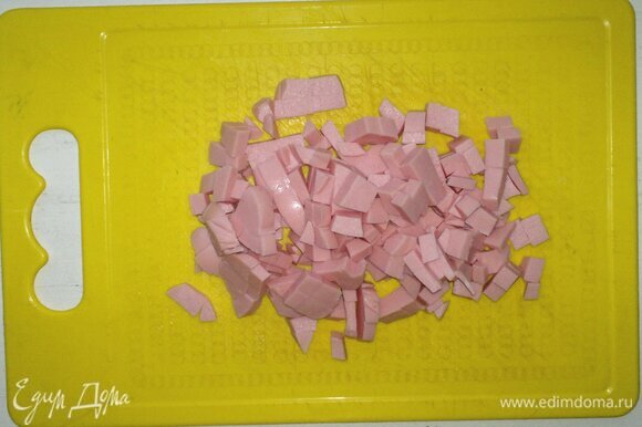 Вареную колбасу нарезать мелкими кубиками.