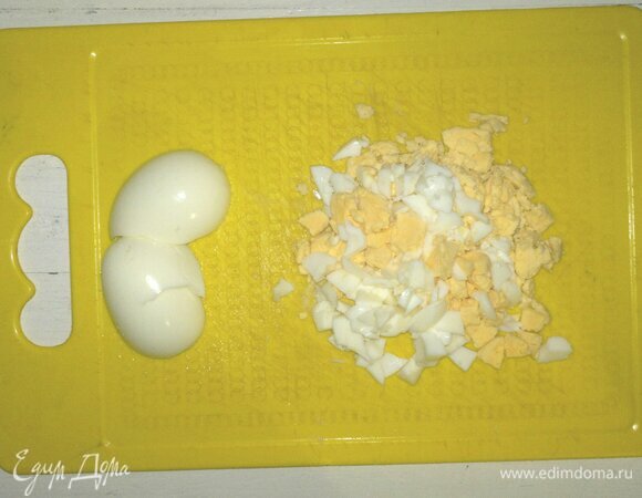 Яйца почистить. Для украшения отложить белок одного яйца. Остальные яйца нарезать мелкими кубиками.