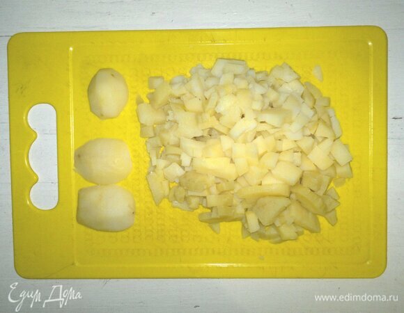 От вареного картофеля отрезать три кусочка для «щек» и «носа» Деда Мороза. Остальной картофель нарезать мелкими кубиками.