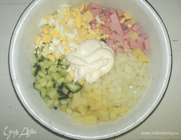 В миске соединить нарезанные продукты. Заправить домашним майонезом. Посолить, поперчить, перемешать.