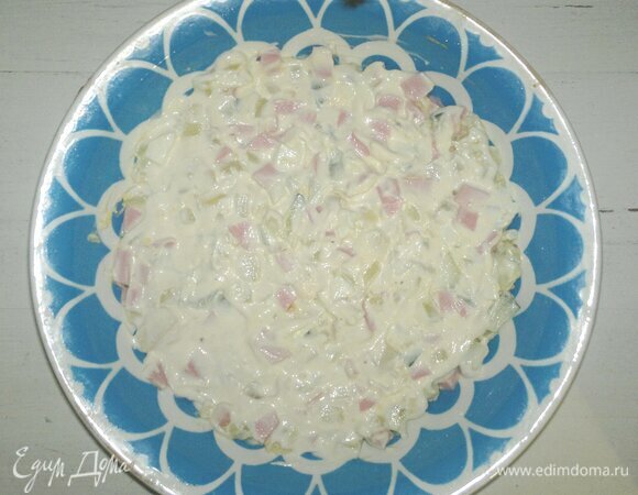 Выложить салат в глубокий салатник. Слегка утрамбовать.