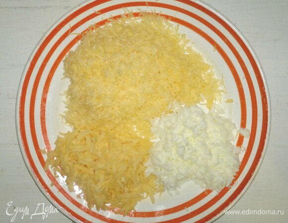 Для украшения часть сыра натереть на мелкой терке, часть — на крупной. Белок яйца натереть на мелкой терке. Капусту нарезать тонкой соломкой.