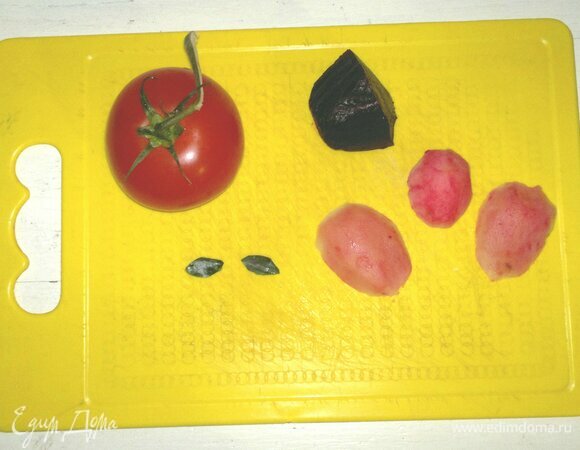 От помидора отрезать кусочек для «шапки» и небольшой кусочек для «рта» Деда Мороза. Кусочком вареной свеклы покрасить отрезанные кусочки картошки. Из огурца и кусочка капусты вырезать «глаза». Выложить на «лицо» Деда Мороза все, что подготовили. Из белка сделать окантовку «шапки» и «воротник». Из крупно натертого сыра сделать «волосы». Из мелко натертого сыра — «брови» и «бороду». Из полосок капусты сделать «бороду», «усы», «брови». Украсить салат по кругу веточками укропа.