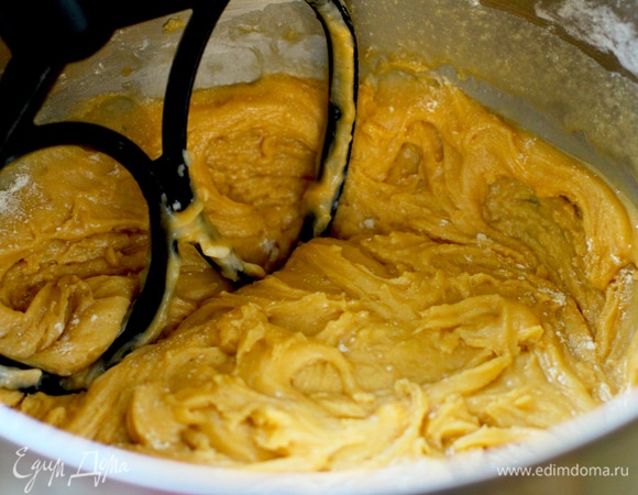 Разогреть духовку до 200°C (режим конвекция). На водяной бане нагрейте яйца и сахар до 35°C. Добавить мед, сливочное масло и разрыхлитель. Непрерывно помешивая, нагреть смесь до 55°C. Снять с огня, добавить частями муку и замесить тесто.