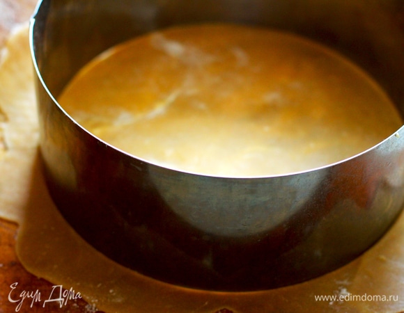 Раскатать тесто толщиной 2–4 мм и вырезать круг кольцом 16 см. Я раскатываю и пеку на тефлоновом коврике 