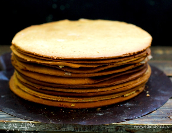 Переложить на противень и выпекать 4–5 минут до румяного золотистого цвета.