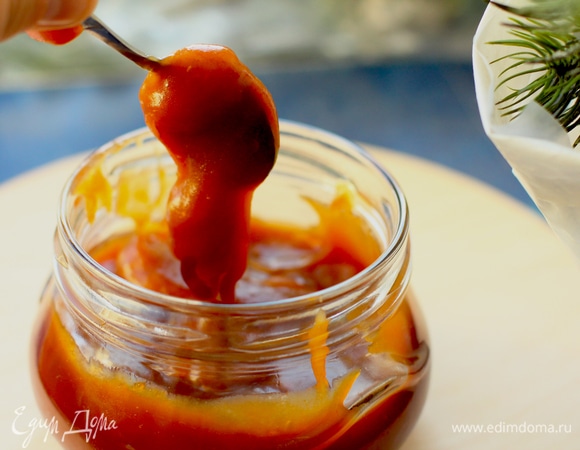 Карамель варим заранее и сразу большую порцию. Карамель хорошо хранится в холодильнике и требует только слегка подтопить ее в микроволновке перед применением. Для торта нам понадобится примерно половина порции. Растопить сахар в сотейнике с водой. Не мешаем и не трогаем лопаткой сахар! Разогреть сливки (не кипятить, но должны быть горячими!). Как только сахар стал насыщенного оттенка, снимаем сотейник с плиты, кладем масло и соль (если хочется чувствовать крупинки соли, то кладем ее в самом конце) и перемешиваем. Вводим горячие сливки, постоянно перемешивая лопаткой. Ставим снова на огонь и нагреваем до 103–108°C на среднем или сильном огне. Переливаем и оставляем на ночь в холодильнике.