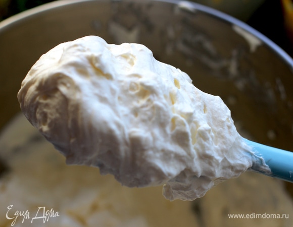 Если у вас сметана не самой высокой жирности (менее 30), то заранее ее нужно отвесить на дуршлаге. Простилаете его марлей, выкладываете сметану и оставляете на ночь, чтоб вышла вся сыворотка. Взбить холодные сливки с сахарной пудрой до плотных пиков, добавить сметану, взбить до пушистого крема. Вручную добавить карамель.