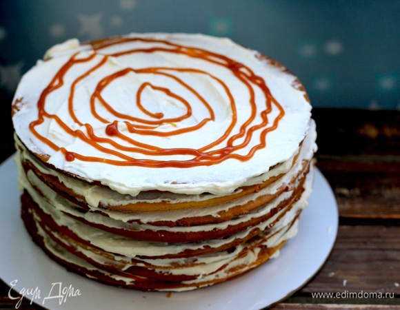 Но по просьбе я прослоила карамельными спиральками несколько коржей для усиления вкуса и разнообразия текстур. Коржи прослоить кремом, сложить друг на друга, собрать в кольце с ацетатной пленкой. Положить груз около 0,5 кг и оставить на пропитку в холодильнике на 5–8 часов.
