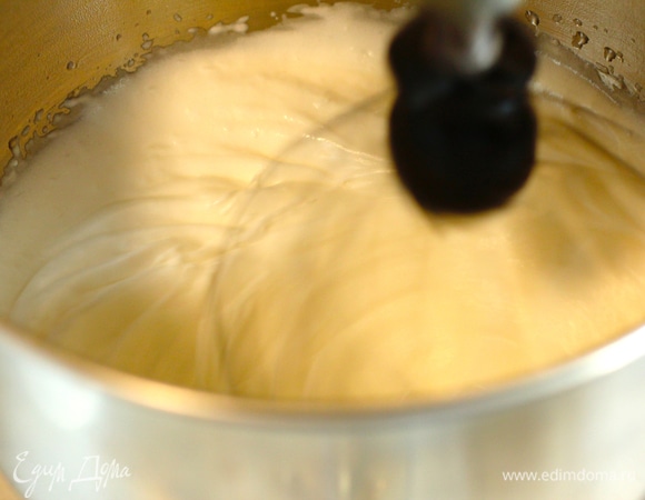 Должна образоваться на белках густая «пивная» пена. Когда сироп дошел до 119–120°C, снимаем его с плиты, увеличиваем скорость миксера и вливаем сироп в белковую массу, стараясь не попадать на венчики.