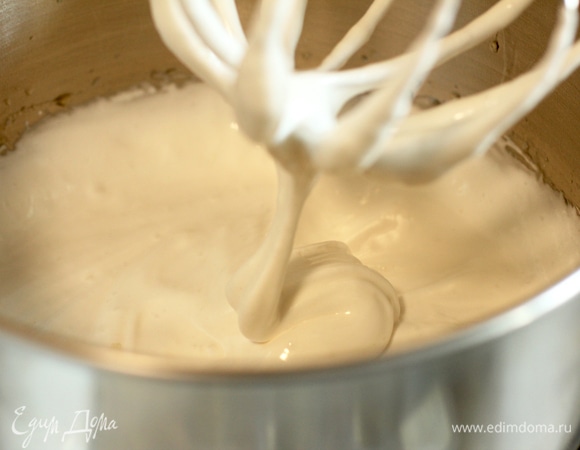 Когда сироп еще быстротекучий, растапливаем желатин с добавлением ванили, увеличиваем скорость до максимальной и вливаем желатин. Взбиваем до массы с низкой текучестью. Работаем очень быстро, масса застывает.