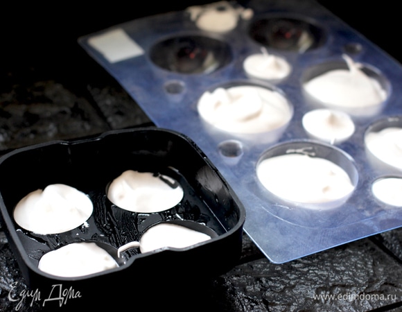 Выкладываем массу в большой кулинарный мешок, срезаем кончик. Выдавливаем в смазанные маслом формы. Застывшие полушары (верх еще должен липнуть, иначе не склеятся) вынимаем и склеиваем попарно. Выкладываете на верхушку или вокруг пня — как пожелаете.