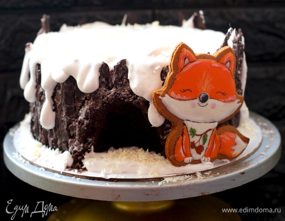 Верх пня обливаем массой, делаем потеки по пню, можно снизу перед входом сделать снег. Массу можно посыпать кокосовой стружкой. Перед входом в дупло можно посадить пряничного зверя (приклеить на ганаш или на отсаженное маршмеллоу, пока не застыли).