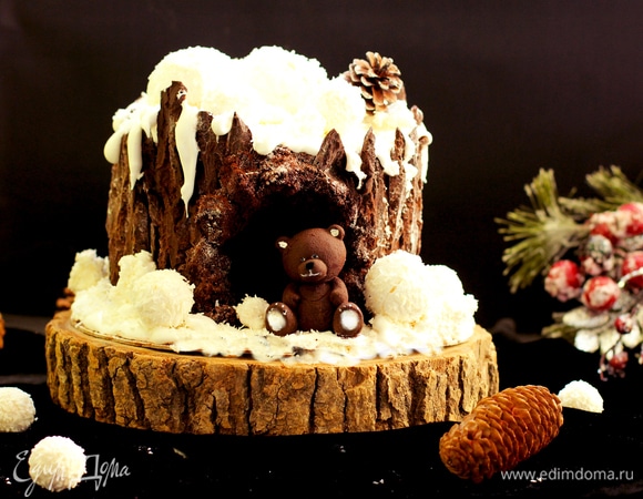 В шоколадном медовике сделала массы побольше и украсила подложку снегом пошире, также снежков положила больше. Можно разложить кокосовые конфеты вместо снежков. Схема изготовления такого торта идентична торту с лисой.